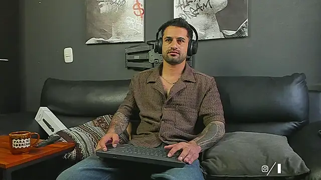 Snapshot of Davevilboy chatting on 11.07.25 Davevilboy online show from 11.07.25