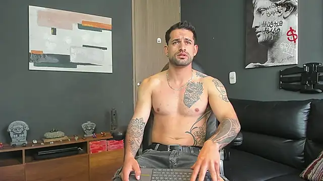 Snapshot of Davevilboy chatting on 11.10.25 Davevilboy online show from 11.10.25