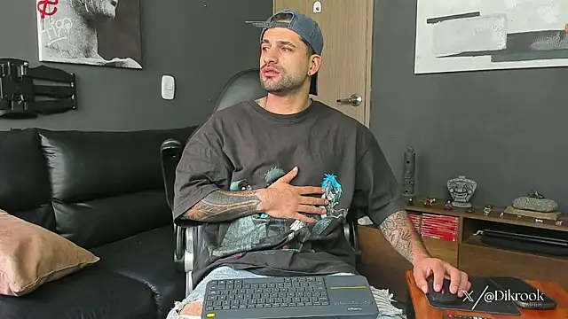 Snapshot of Davevilboy chatting on 11.11.25 Davevilboy online show from 11.11.25