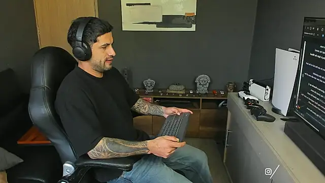 Snapshot of Davevilboy chatting on 11.12.25 Davevilboy online show from 11.12.25