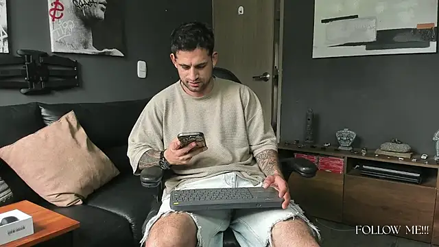 Snapshot of Davevilboy chatting on 11.24.25 Davevilboy online show from 11.24.25