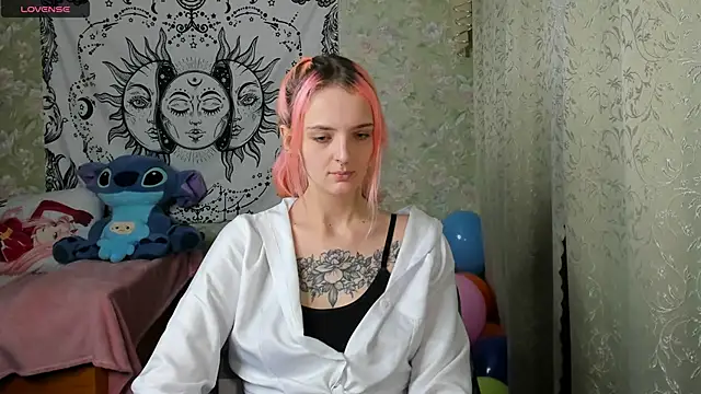 Snapshot of Cutie_Adelia chatting on 12.18.24 Cutie Adelia online show from 12.18.24