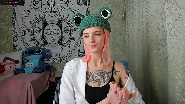 Snapshot of Cutie_Adelia chatting on 12.19.24 Cutie Adelia online show from 12.19.24