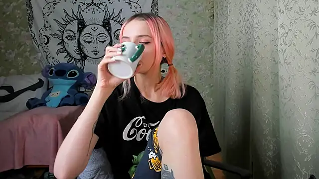 Snapshot of Cutie_Adelia chatting on 01.25.25 Cutie Adelia online show from 01.25.25