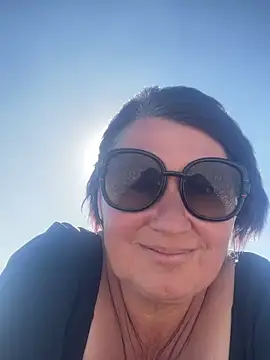 XLindaMilfX online show from 09.13.25