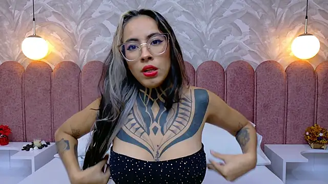 Snapshot of NicoleBlum chatting on 01.23.25 NicoleBlum online show from 01.23.25