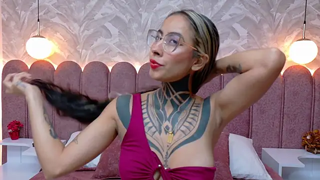 Snapshot of NicoleBlum chatting on 01.27.25 NicoleBlum online show from 01.27.25