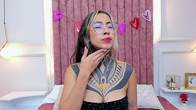 Snapshot of NicoleBlum chatting on 02.12.25 NicoleBlum online show from 02.12.25