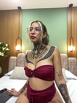 Snapshot of NicoleBlum chatting on 03.11.25 NicoleBlum online show from 03.11.25