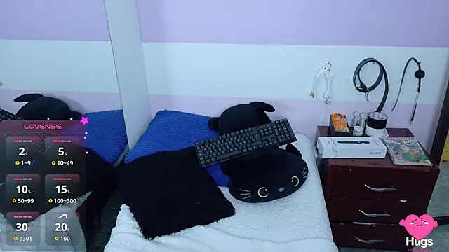 Catwhite  online show from 10.15.25