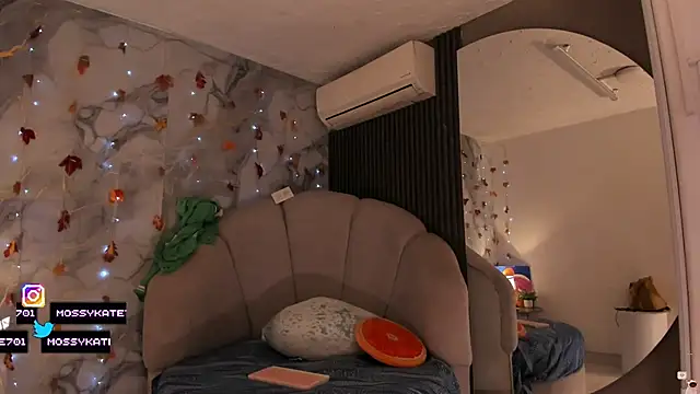 Snapshot of Katemoss70 chatting on 11.29.25 Katemoss70 online show from 11.29.25