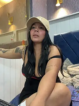 Snapshot of EmilyQueen3x chatting on 03.05.25 EmilyQueen3x online show from 03.05.25