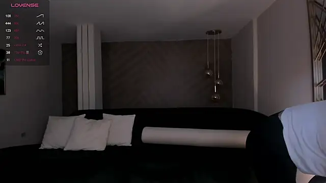 Snapshot of MartinnaBonnet chatting on 12.19.24 MartinnaBonnet online show from 12.19.24