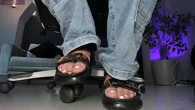 Snapshot of MartinnaBonnet chatting on 02.04.25 MartinnaBonnet online show from 02.04.25