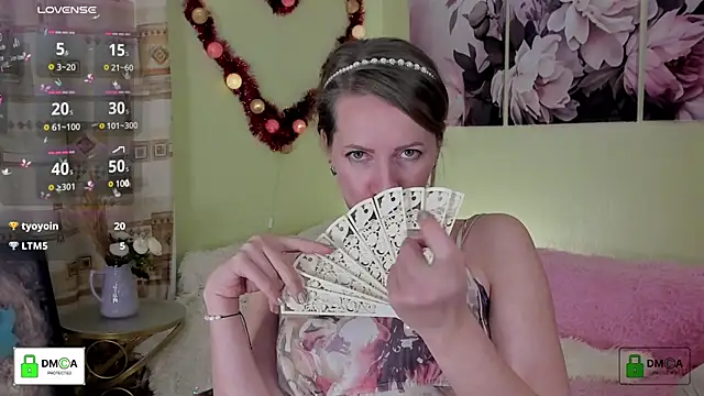 Snapshot of Queenymel chatting on 01.14.25 Queenymel online show from 01.14.25