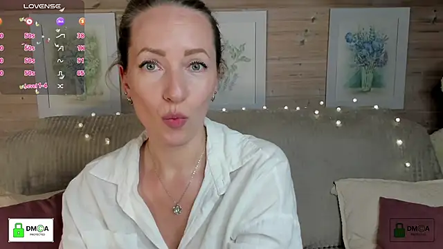 Snapshot of Queenymel chatting on 10.02.25 Queenymel online show from 10.02.25