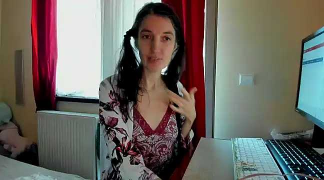 Snapshot of AliceisHome chatting on 01.05.25 AliceisHome online show from 01.05.25