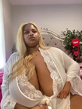 Snapshot of BigFineSelena chatting on 02.05.25 BigFineSelena online show from 02.05.25