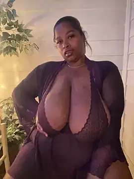 Snapshot of BigFineSelena chatting on 10.11.25 BigFineSelena online show from 10.11.25