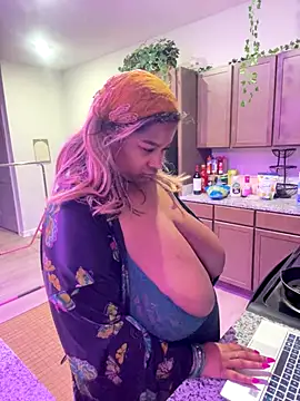 Snapshot of BigFineSelena chatting on 12.23.25 BigFineSelena online show from 12.23.25