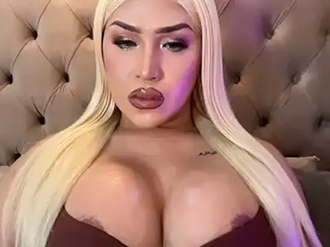 Snapshot of Your_Majesty_Tyra chatting on 12.10.24 Your Majesty Tyra online show from 12.10.24