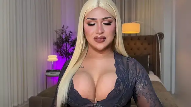 Snapshot of Your_Majesty_Tyra chatting on 10.15.25 Your Majesty Tyra online show from 10.15.25