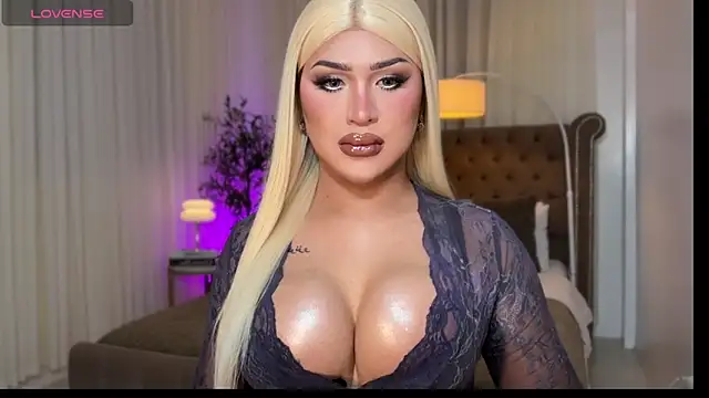 Snapshot of Your_Majesty_Tyra chatting on 11.02.25 Your Majesty Tyra online show from 11.02.25