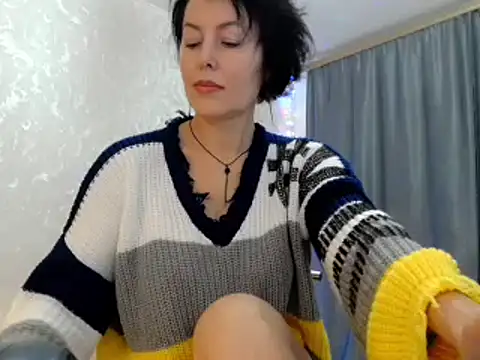 Snapshot of elenaza chatting on 12.13.24 elenaza online show from 12.13.24