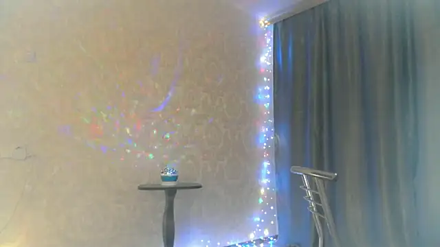 Snapshot of elenaza chatting on 09.30.25 elenaza online show from 09.30.25