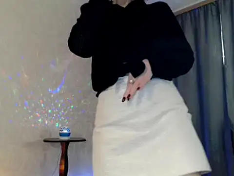 Snapshot of elenaza chatting on 11.26.25 elenaza online show from 11.26.25