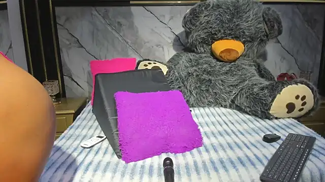 Snapshot of Niyirey1 chatting on 11.13.25 Niyirey1 online show from 11.13.25