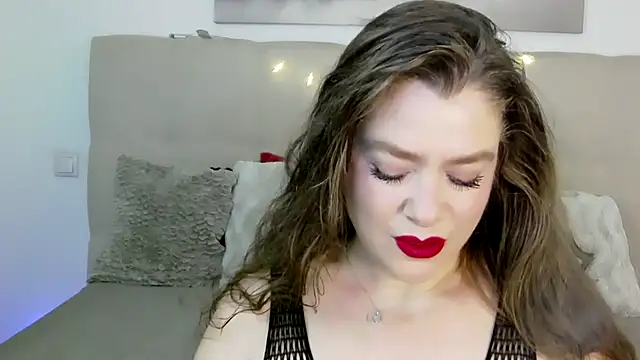 Snapshot of PetersEmily chatting on 12.11.24 PetersEmily online show from 12.11.24