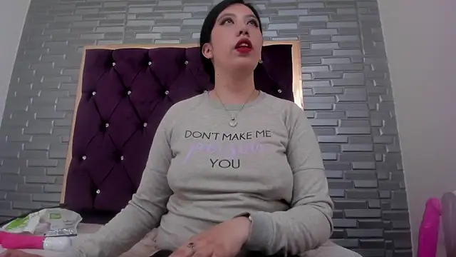 Snapshot of AntoneellaF chatting on 01.15.25 AntoneellaF online show from 01.15.25