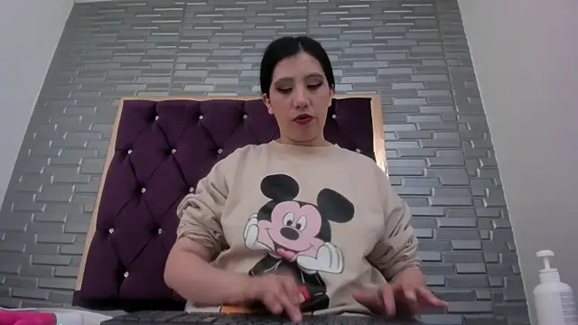 Snapshot of AntoneellaF chatting on 01.22.25 AntoneellaF online show from 01.22.25