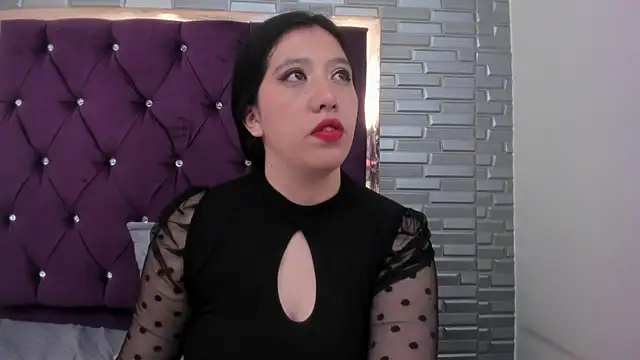 Snapshot of AntoneellaF chatting on 01.25.25 AntoneellaF online show from 01.25.25