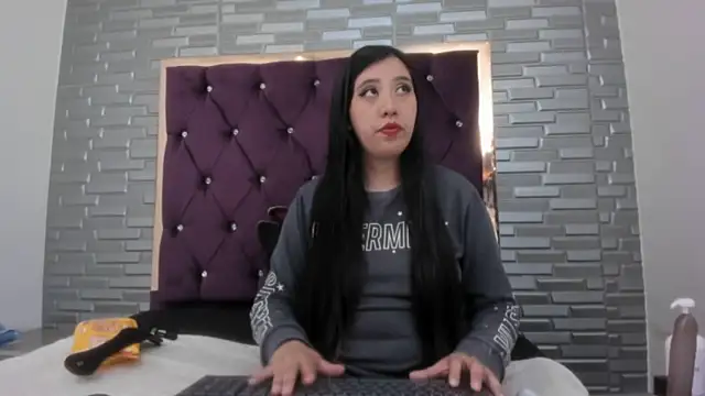 Snapshot of AntoneellaF chatting on 03.17.25 AntoneellaF online show from 03.17.25