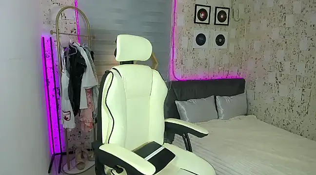 AlexandraMooree online show from 01.17.25