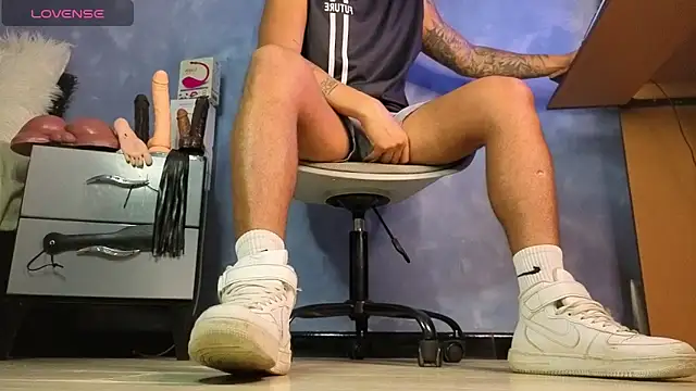 Snapshot of TomLover_12 chatting on 04.15.26 TomLover 12 online show from 04.15.26