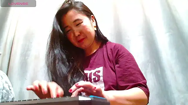 Snapshot of Bet_Lu chatting on 03.21.25 Bet Lu online show from 03.21.25