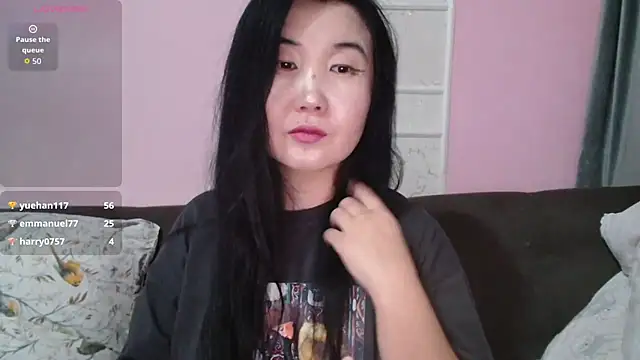 Snapshot of Bet_Lu chatting on 11.17.25 Bet Lu online show from 11.17.25