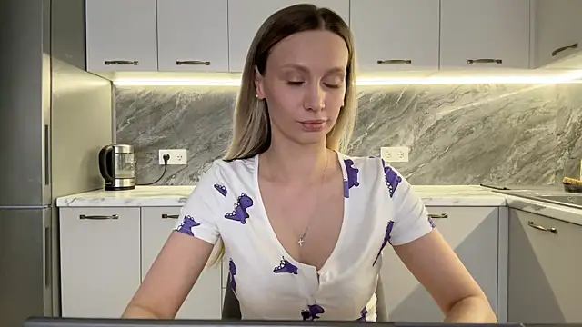 Snapshot of Alice_Wonders chatting on 03.06.25 Alice Wonders online show from 03.06.25