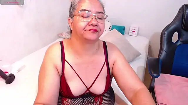 Snapshot of scaelettdubois chatting on 01.27.25 scaelettdubois online show from 01.27.25