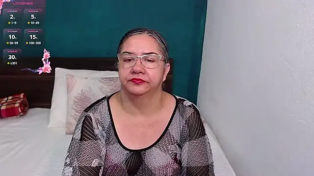 Snapshot of scaelettdubois chatting on 10.02.25 scaelettdubois online show from 10.02.25