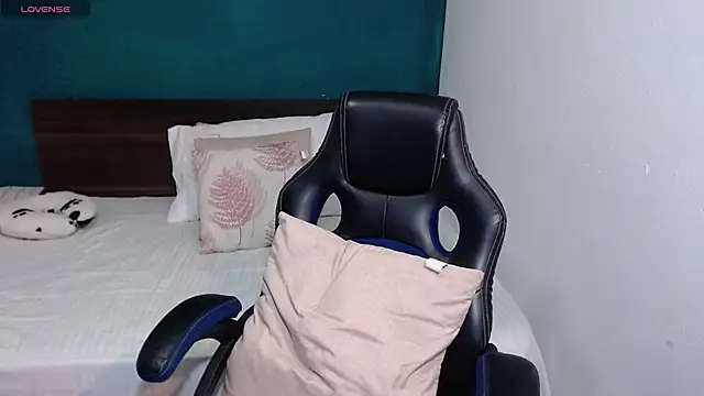 Snapshot of scaelettdubois chatting on 10.18.25 scaelettdubois online show from 10.18.25