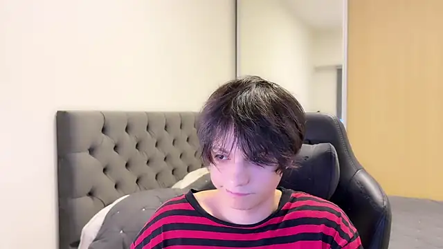 Snapshot of SasukeUhchiaa chatting on 12.18.24 SasukeUhchiaa online show from 12.18.24