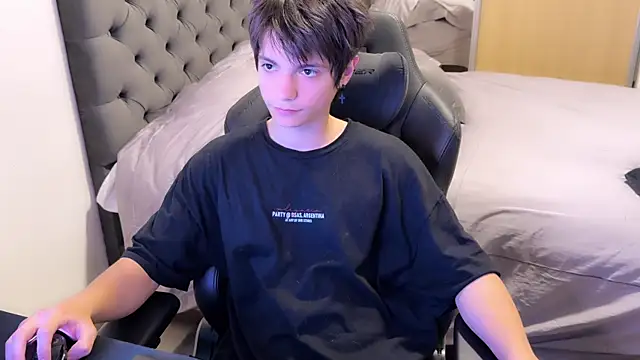 Snapshot of SasukeUhchiaa chatting on 02.20.25 SasukeUhchiaa online show from 02.20.25