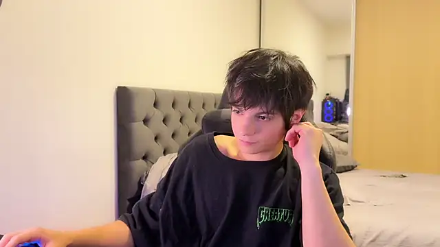 Snapshot of SasukeUhchiaa chatting on 03.19.25 SasukeUhchiaa online show from 03.19.25