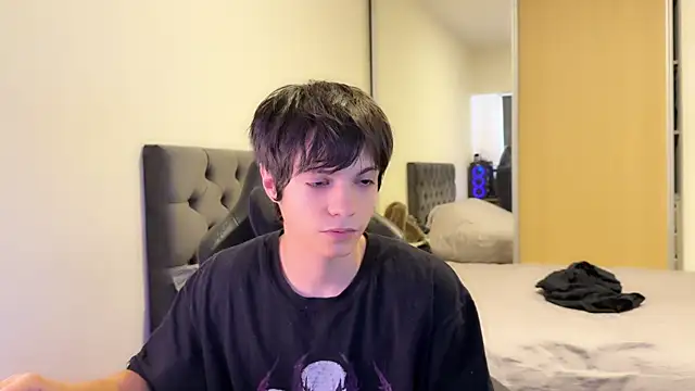 Snapshot of SasukeUhchiaa chatting on 03.19.25 SasukeUhchiaa online show from 03.19.25