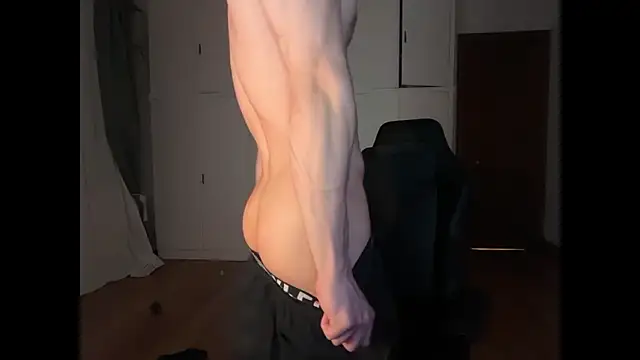 Snapshot of SasukeUhchiaa chatting on 12.19.25 SasukeUhchiaa online show from 12.19.25