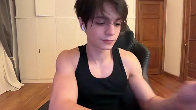 Snapshot of SasukeUhchiaa chatting on 12.21.25 SasukeUhchiaa online show from 12.21.25